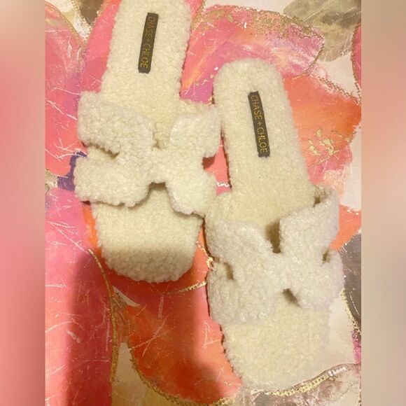 🛍️Chase +Chloe Beige size:9 Cosy Slippers feature a super cushy footed 💥 - Picture 4 of 7